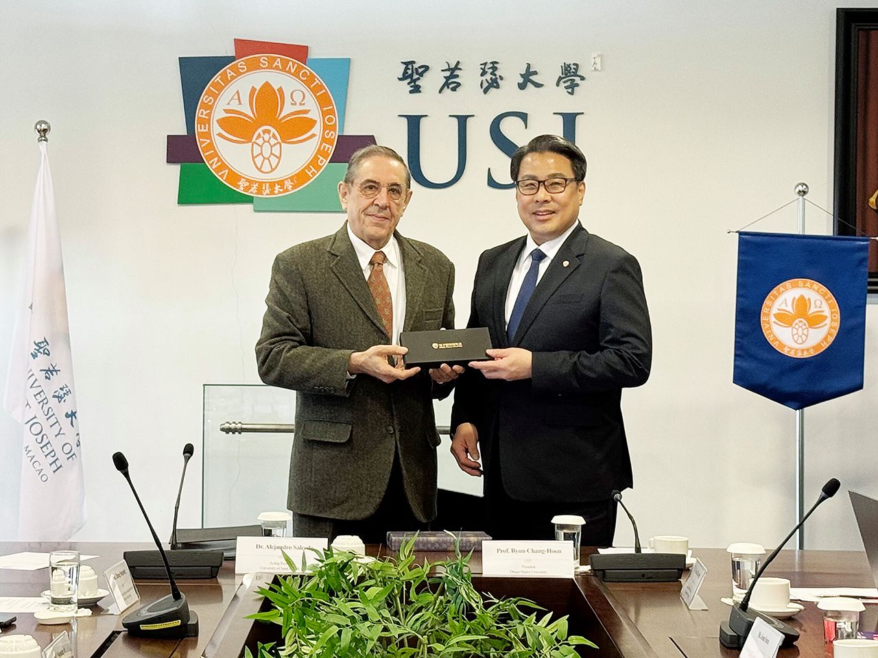 대구한의대 변창훈 총장(오른쪽)과 마카오 세인트조셉대 알레한드로 살세도 총장대행(왼쪽).