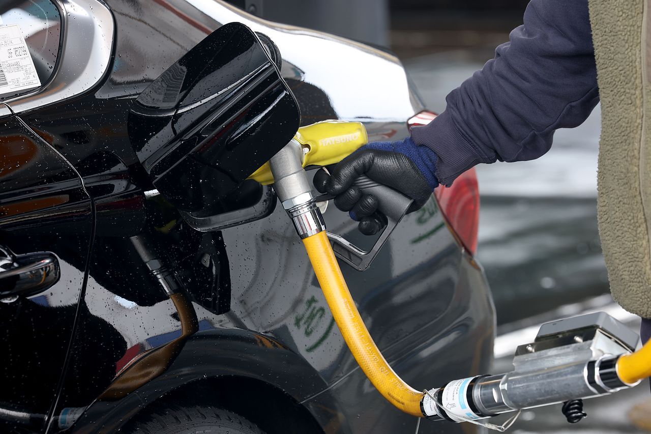 20일 서울의 한 주유소에서 직원이 차량에 주유를 하고 있다. 뉴스1