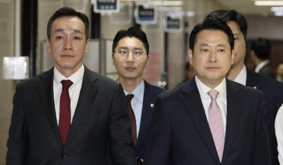 김민수 국민의힘 최고위원(맨 왼쪽)과 박준태 대표 비서실장. 가장 오른쪽은 장동혁 국민의힘 대표. 연합뉴스