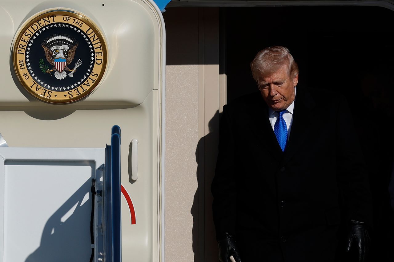 23일(현지시간) 미국 메릴랜드주 앤드루스 합동기지에 도착한 도널드 트럼프 미국 대통령이 전용기 에어포스원에서 내리고 있다. AP=연합뉴스