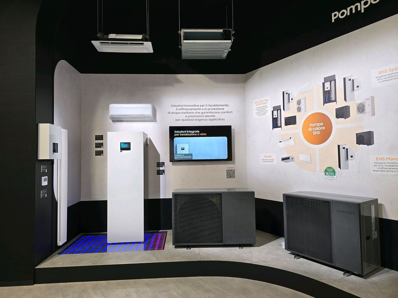 삼성전자가 24일(현지시간) 이탈리아 밀라노에서 열리는 유럽 최대 냉난방공조 전시회 2026'에서 플랙트그룹과 함께 주거용·상업용 공조 설루션을 선보인다고 밝혔다. 사진은 MCE 2026 삼성전자 부스에 전시된 'AI 무풍콤보 프로 벽걸이' 가정용 에어컨과 'EHS 올인원' 제품. 사진 삼성전자