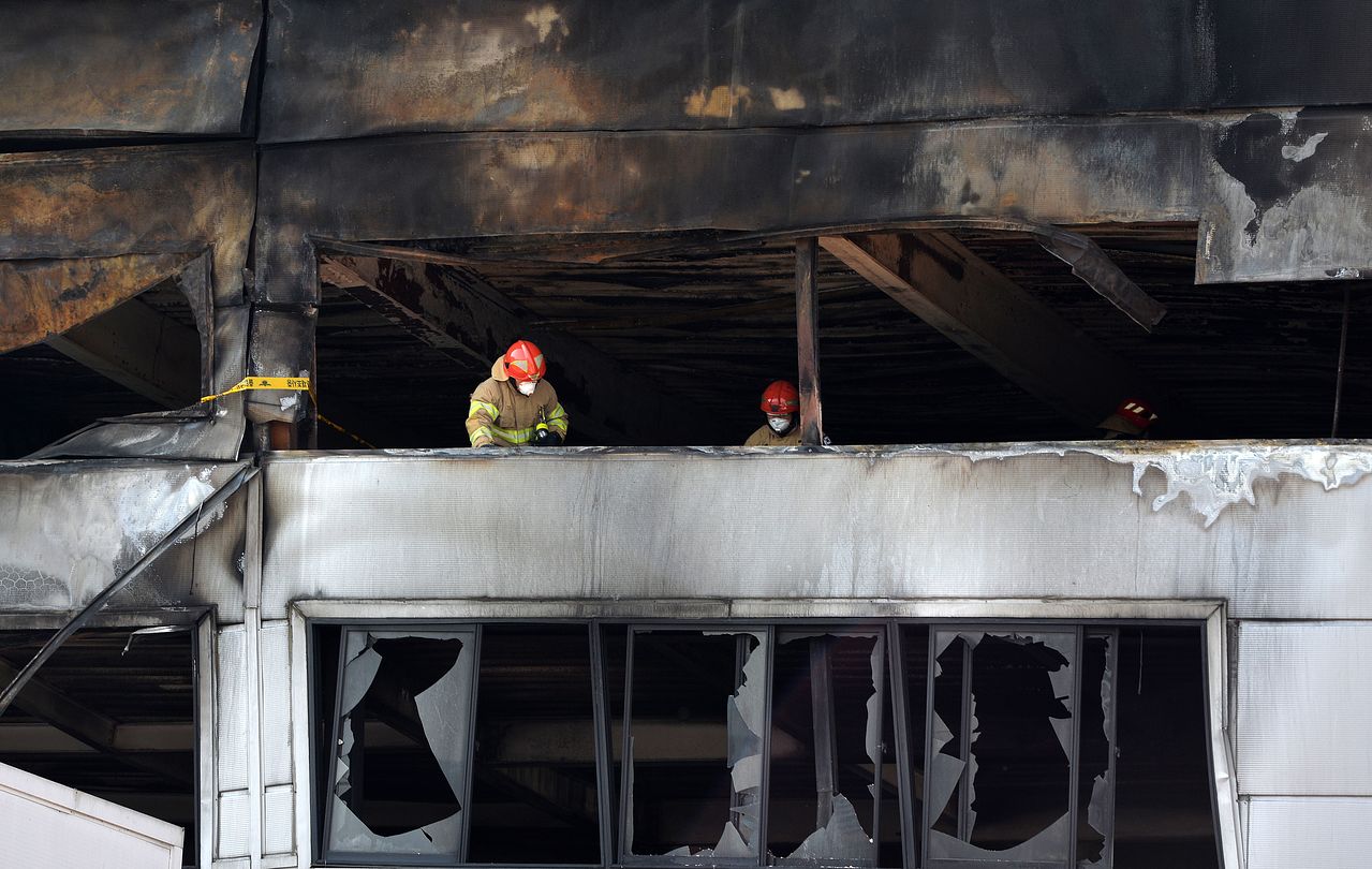 대형화재로 사망과 부상 등 70여 명의 인명피해가 발생한 대전 안전공업 화재 현장에서 지난 23일 경찰과 소방, 고용노동부, 국과수 요원 등이 합동으로 화재 감식을 실시하고 있다. 김성태 객원기자