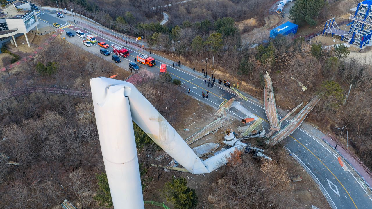 지난달 2일 오후 영덕군 영덕읍 창포풍력발전단지에 있던 풍력발전기가 도로에 쓰러져 있다.   뉴스1