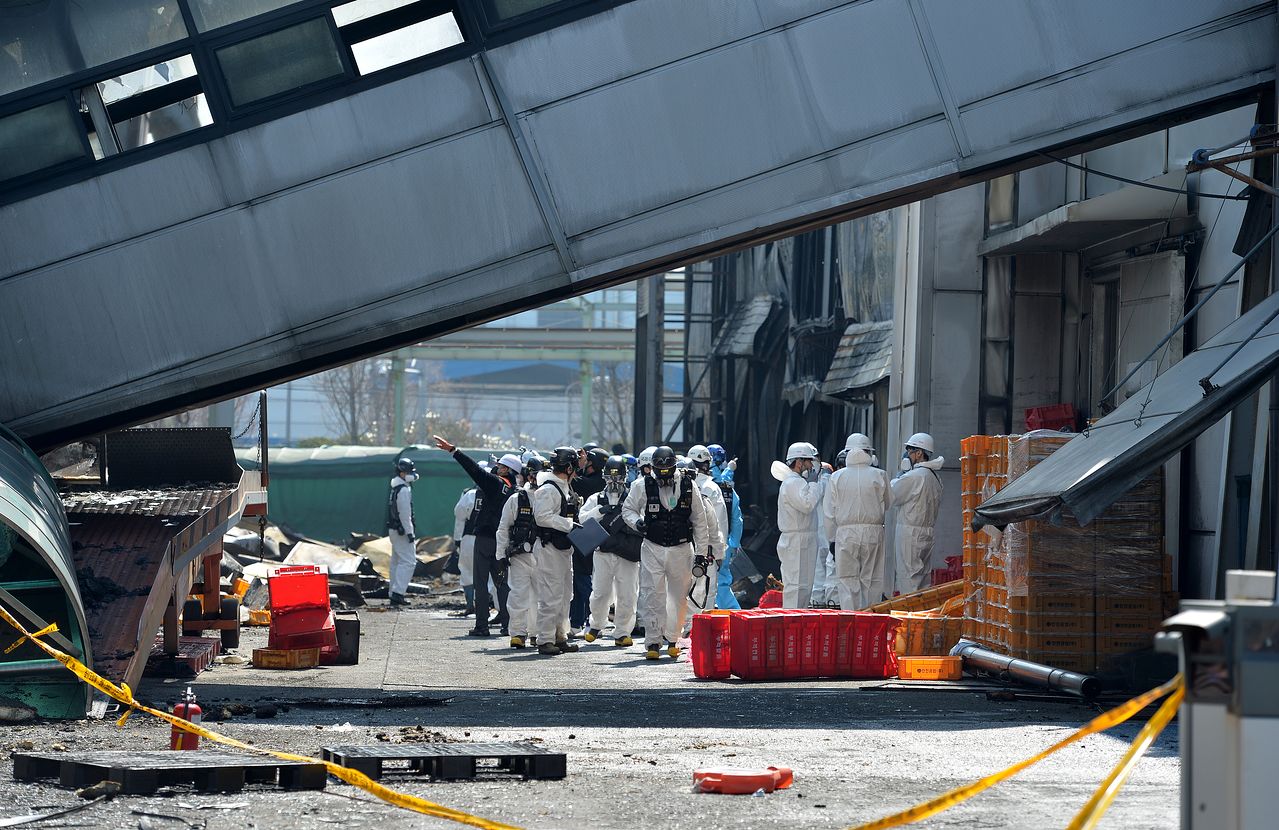 대형화재로 사망과 부상 등 70여 명의 인명피해가 발생한 대전 안전공업 화재 현장에서 23일 경찰과 소방, 고용노동부, 국과수 요원 등이 합동으로 화재 감식을 실시하고 있다. 김성태 객원기자