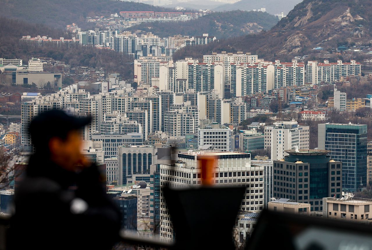 지난달 24일 서울 중구 남산에서 서울시내 아파트가 보이고 있다. 뉴시스