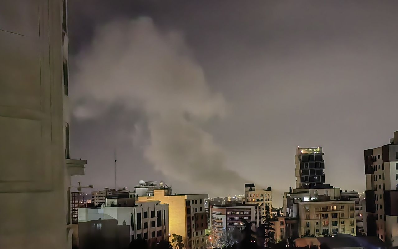 3월 23일 이란 수도 테헤란 동부에서 큰 폭발음이 들린 뒤 연기가 났다. 미국 또는 이스라엘의 공습으로 보인다. 신화=연합