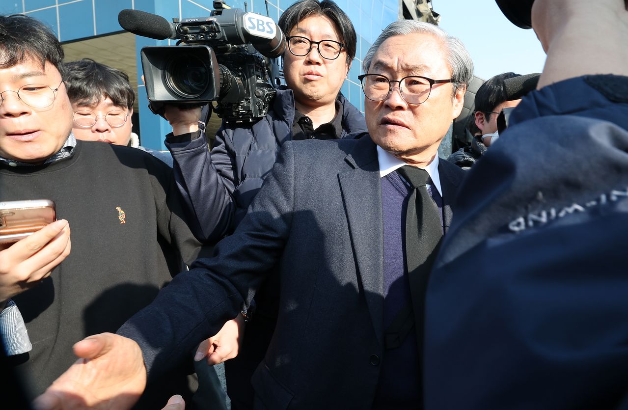 손주환 안전공업 대표가 23일 경찰·대전노동청 관계자들이 화재로 74명의 인명피해가 발생한 대전 대덕구 안전공업에 대해 압수수색을 진행하는 안전공업 사무실을 나서고 있다. 뉴스1