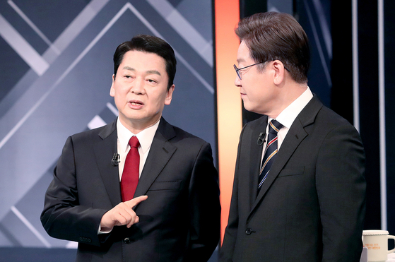 이재명 대통령(오른쪽)과 안철수 국민의힘 의원. 사진은 지난 2022년 이재명 당시 더불어민주당 대선후보와 안철수 당시 국민의당 대선후보가 중앙선거방송토론위원회 주관 제20대 대통령선거 후보 초청 3차 법정 TV 토론회에서 대화를 나누는 모습. 뉴스1