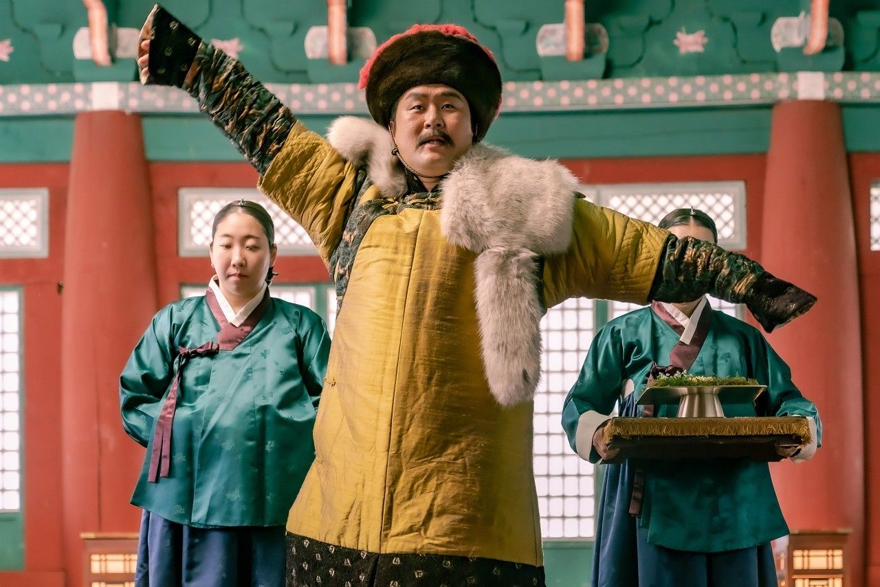 영화 '메소드연기'에서 이동태(윤경호)는 얼떨결에 동생 이동휘의 사극 촬영 현장에 따라왔다가 출연까지 하게 된다. 사진 바이포엠스튜디오 