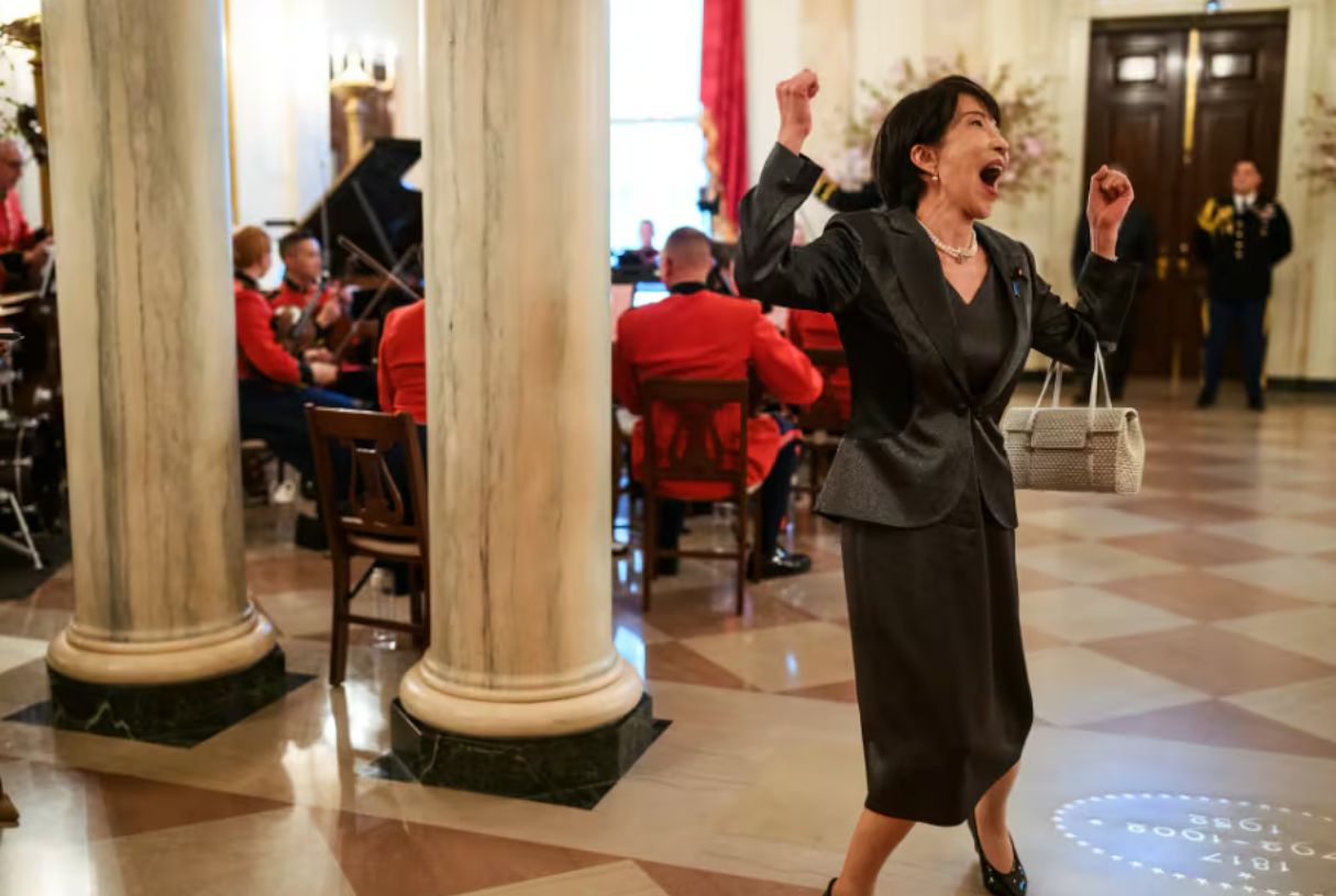 춤추는 듯한 모습의 다카이치 일본 총리의 모습. 백악관 홈페이지. 