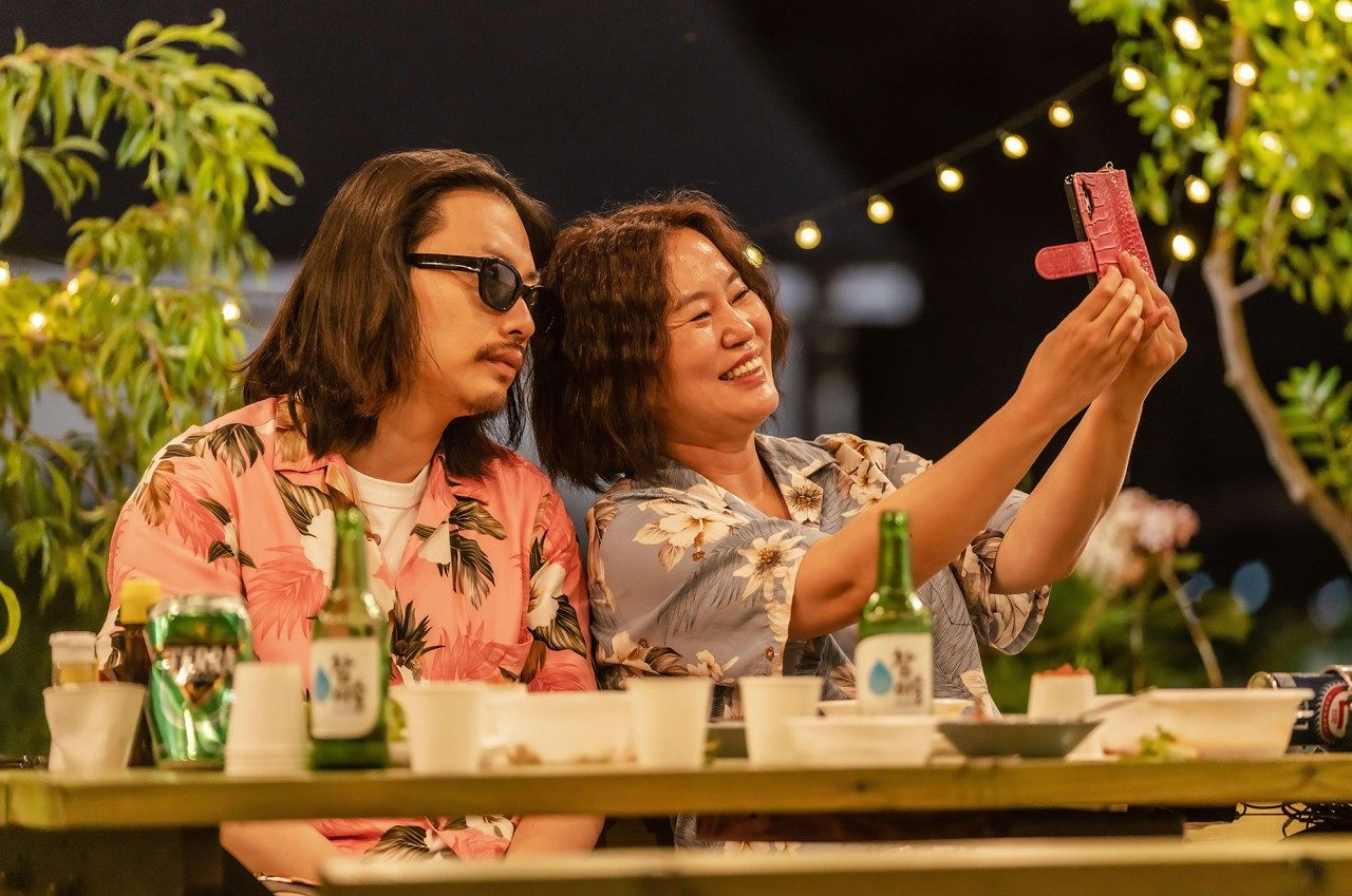 영화 '메소드연기'에서 정복자(김금순)는 이동휘(왼쪽) 등 자식들에게 암 투병 고통을 감추려 애써 밝은 표정을 짓는다. 사진 바이포엠스튜디오 