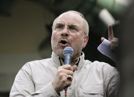 이란 대통령 보궐선거 투표일 이틀 전이자 공식 선거운동 마지막날인 2024년 6월 26일(현지시간) 유력 보수 후보 모하메드 바게르 갈리바프 마즐리스 의장이 연설하고 있다. 연합뉴스