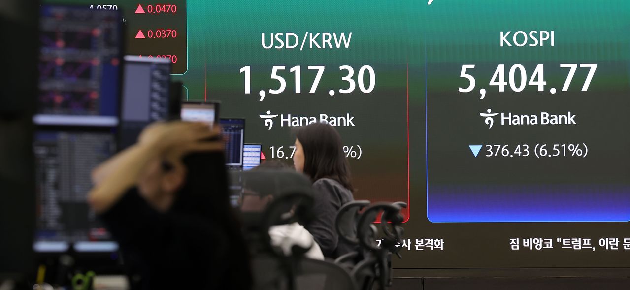 23일 원-달러 환율이 1517.3원으로 주간 거래를 마쳤다. 코스피는 5405.75로 마감했다. 이날 장 마감 무렵 하나은행 딜링룸 전광판. 강정현 기자