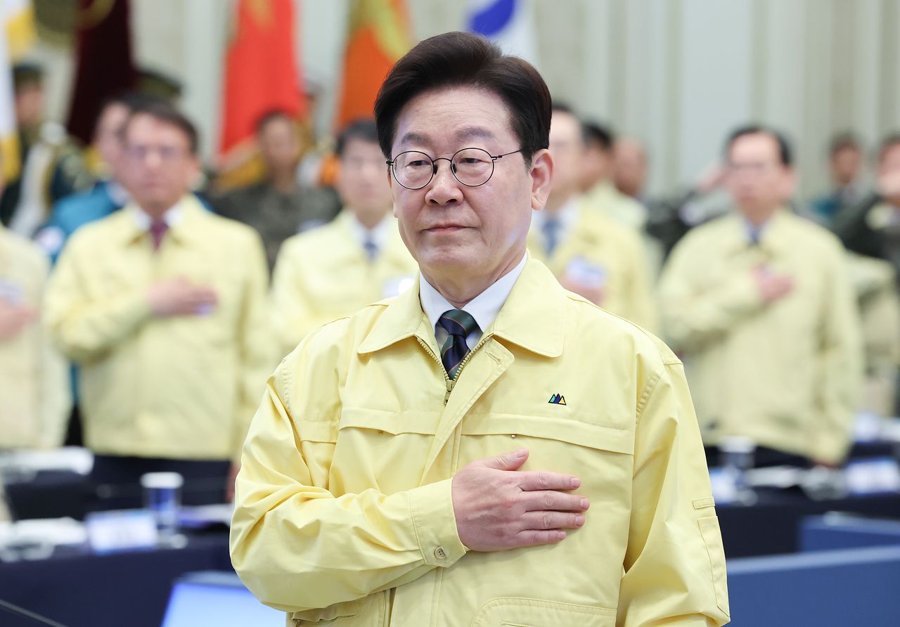 이재명 대통령이 23일 청와대에서 열린 제59차 중앙통합방위회의에서 국민의례를 하고 있다. 뉴스1