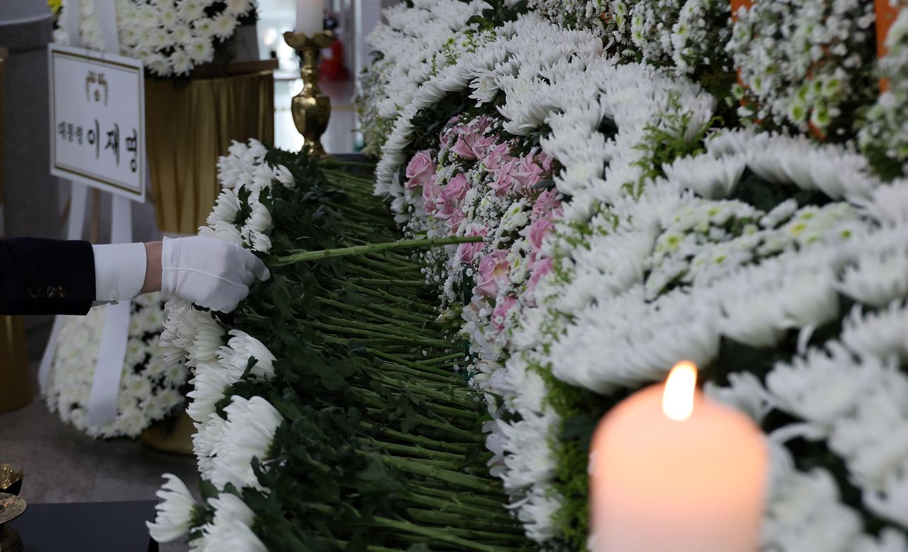 지난 23일 오후 대전시청 1층 로비에 마련된 대덕구 안전공업 화재 희생자 합동분향소를 찾은 시민들이 참배하고 있다. 연합뉴스