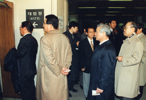 1996년 12.12 및 5.18사건 3차공판일에 김진영 전육군참모총장(왼쪽에서 두번째) 등과 일반 방청객들이 방청석으로 들어가기 위해 기다리고 있다. 중앙포토