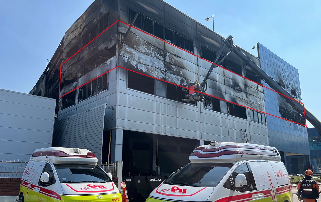 지난 20일 발생한 대전 자동차 부품공장 화재 때 9명의 직원이 한꺼번에 숨진 채 발견된 2~3층 사이 휴게실(붉은 선). 이곳은 행정당국의 허가를 받지 않고 만든 불법 시설로 확인됐다. [사진 대전시]