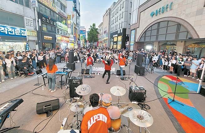 대구 지역 대표 축제를 통합해 개최하는 ‘판타지아대구페스타’ 봄축제가 5월 8일부터 17일까지 열린다. 사진은 동성로 청년버스킹 모습. [사진 판타지아대구페스타]