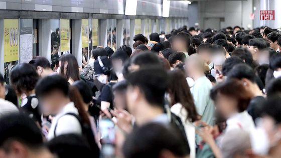 서울 김포공항역 9호선 승강장이 출근길 승객으로 붐비고 있다.  뉴스1