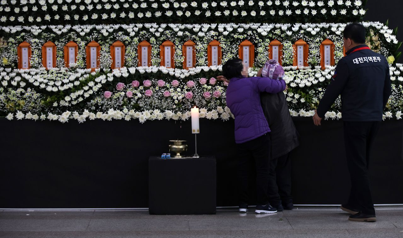 대전시청에 마련된 대전 안전공업 화재 희생자 합동분향소에서 한 유족이 오열하고 있다. 연합뉴스