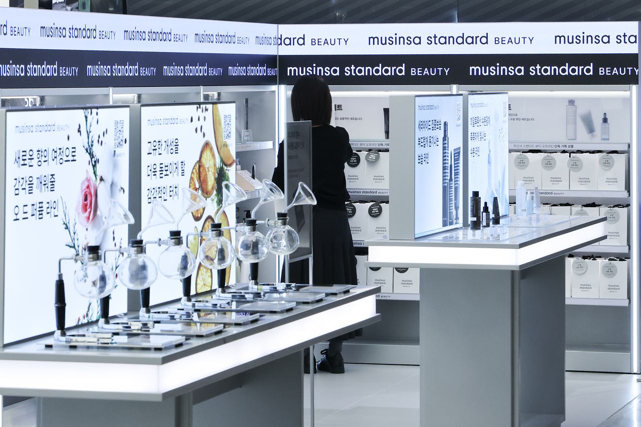 무신사 스탠다드 뷰티 매장에서 방문객들이 제품을 살펴보고 있다. 연합뉴스