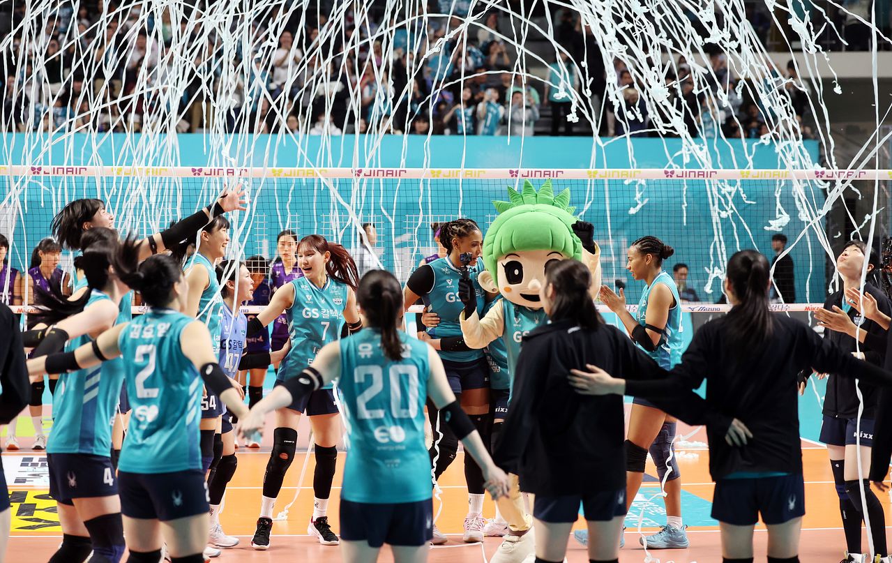 24일 오후 서울 중구 장충체육관에서 열린 2025-26 V리그 여자부 준플레이오프 GS칼텍스와 흥국생명의 경기, 세트 스코어 3대1 승리를 거둔 GS칼텍스 선수들이 기쁨을 나누고 있다. 뉴스1