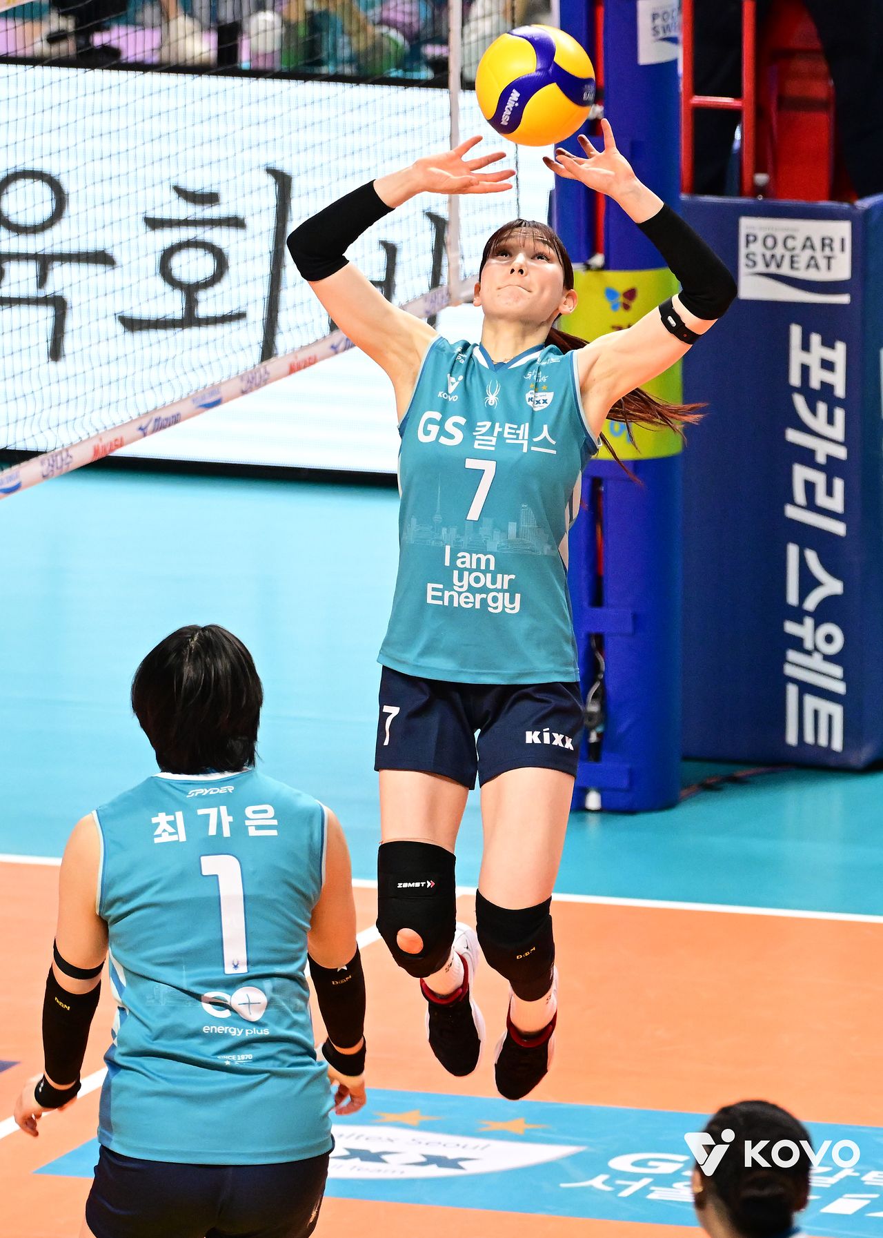 24일 서울 중구 장충체육관에서 열린 프로배구 2025-2026 V-리그 포스트시즌 여자부 준플레이오프 GS칼텍스와 흥국생명의 경기에서 GS칼텍스 세터 안혜진이 토스하고 있다. 사진 KOVO