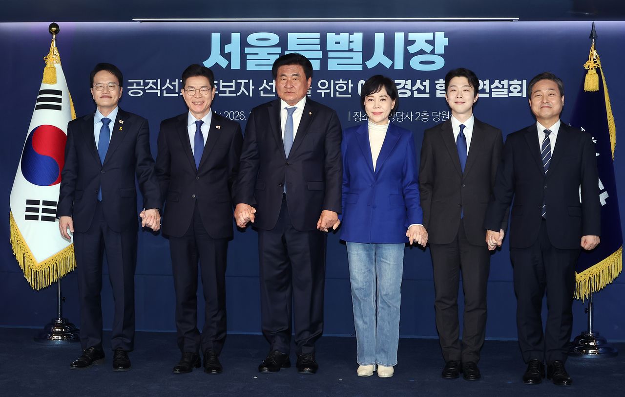 지난 21일 서울 영등포구 여의도 더불어민주당 당사에서 열린 서울시장 예비후보 합동연설회에서 예비후보들이 기념 촬영하고 있다. 왼쪽부터 박주민, 정원오 예비후보, 소병훈 중앙당 선거관리위원장, 전현희, 김형남, 김영배 예비후보. 연합뉴스