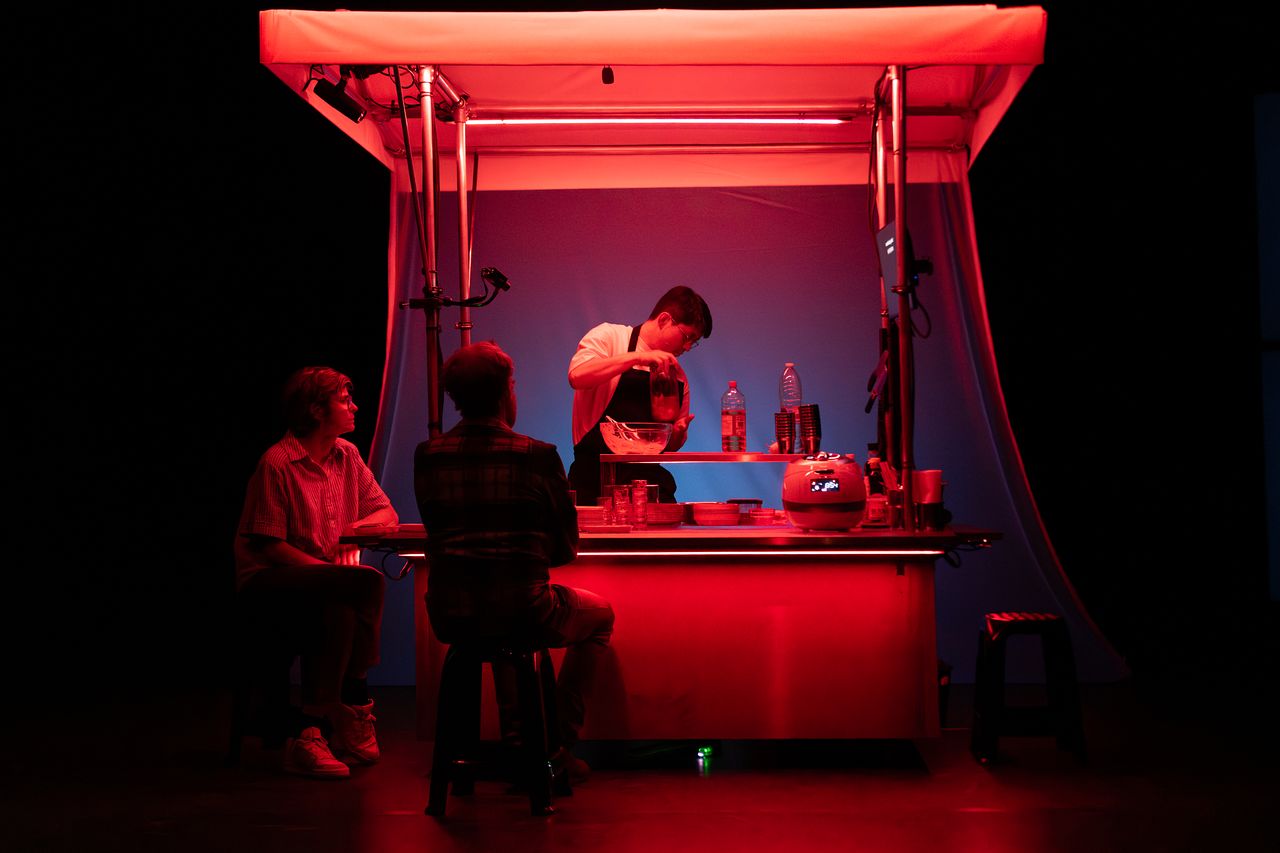 노르웨이 국제입센상 아시아 최초 수상자로 선정된 구자하 연출가의 연극 '하리보 김치' 공연 장면. [사진 구자하 © Bea Borgers]