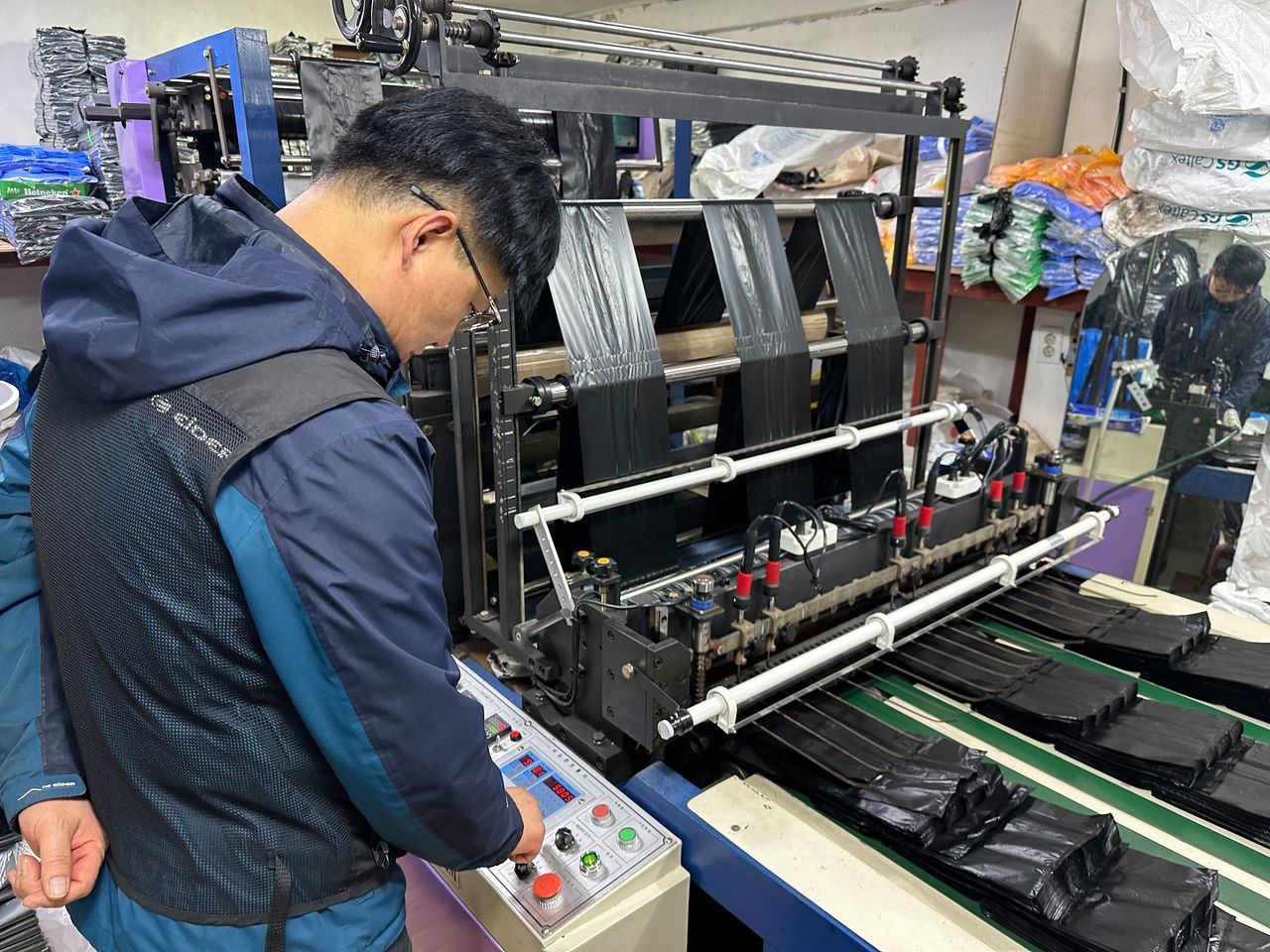 서울 마포구에서 소매업 기반 비닐봉투 판매 기업의 내부 모습. 한찬우 기자
