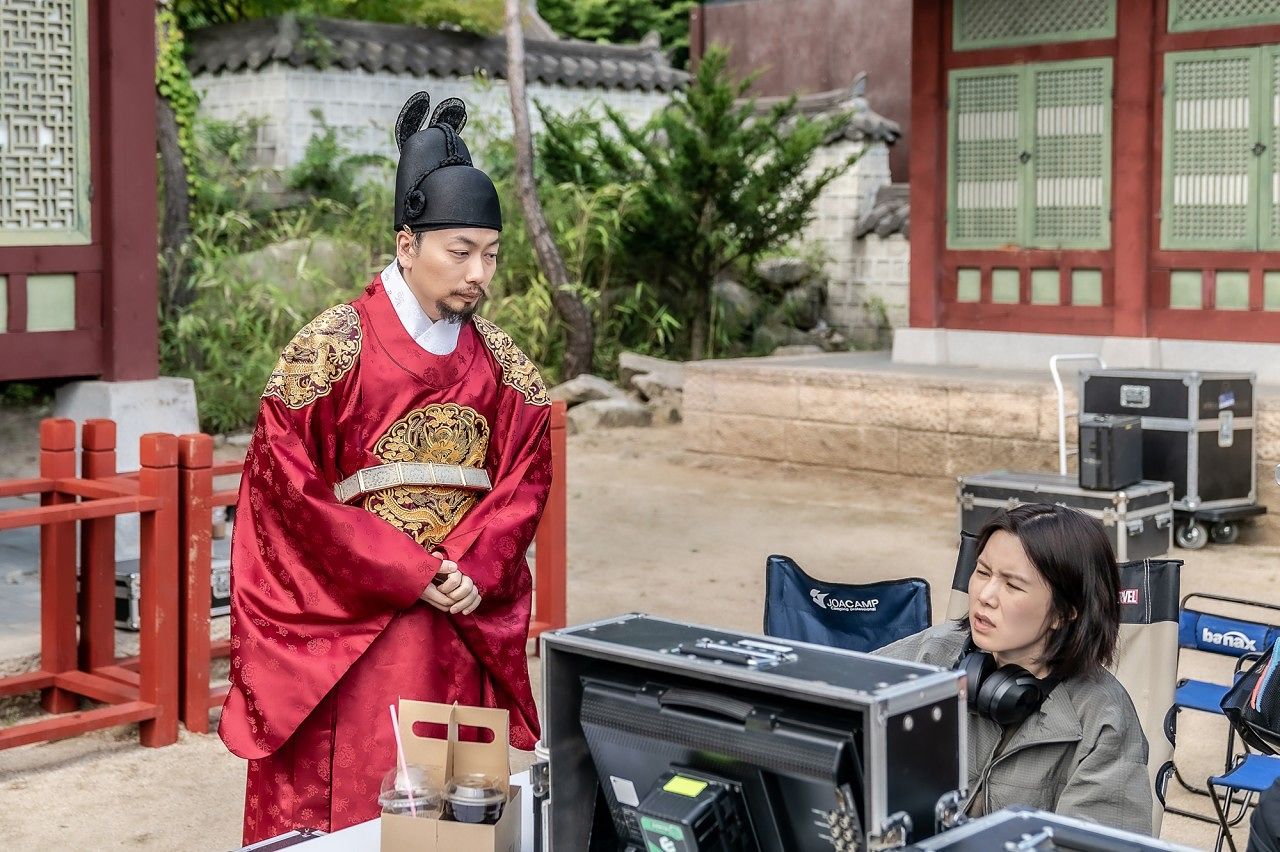 영화 '메소드연기'의 이동휘(왼쪽)는 갑작스런 대본 변경 때문에 PD(공민정)와 마찰을 빚는다. 사진 바이포엠스튜디오 