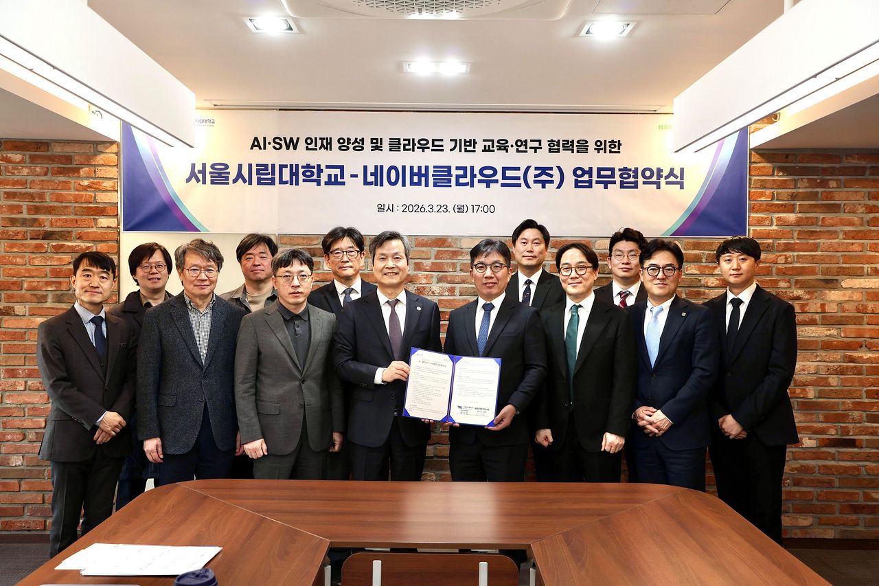 △왼쪽부터 서울시립대 도시과학빅데이터‧AI연구원장 유하진 교수, 통계학과 전종준 교수, 인공지능혁신융합대학 사업단장 이재호 교수, SW중심대학사업단장(겸 인공지능융합대학장) 김민호 교수, 연구처장(겸 산학협력단장) 이문규 교수, 이용희 교수, 원용걸 총장, 네이버클라우드(주) 김유원 대표이사, 임기남 Cloud Business 상무, 곽용재 최고기술책임자, 김한결 Public Business Development 상무, 임태건 Cloud Business 전무, 이용진 Public Business Development 부장