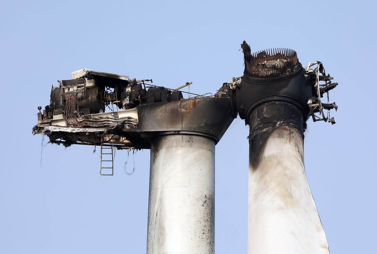24일 오전 경북 영덕군 영덕읍 창포리 풍력발전단지 내 한 풍력발전기가 검게 그을려 있다. 해당 발전기에서는 전날 불이나 발전기에 올라가서 수리하던 작업자 3명이 숨졌다. 연합뉴스