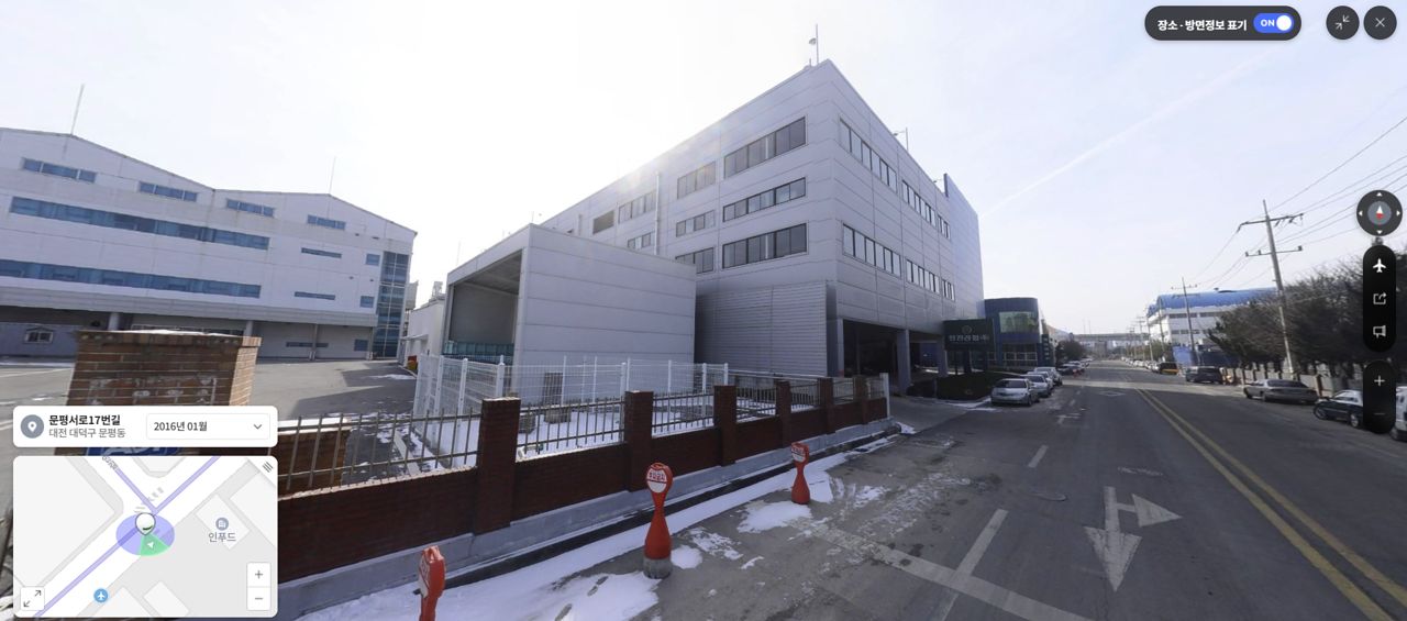 지난 20일 발생한 화재 때 9명의 직원이 불법으로 만든 2~3층 사이 휴게실에서 숨진 채 발견됐다. 2016년 1월 사진에는 2~3층 사이에 창문이 새로 생겼다. [사진 다음 로드뷰]