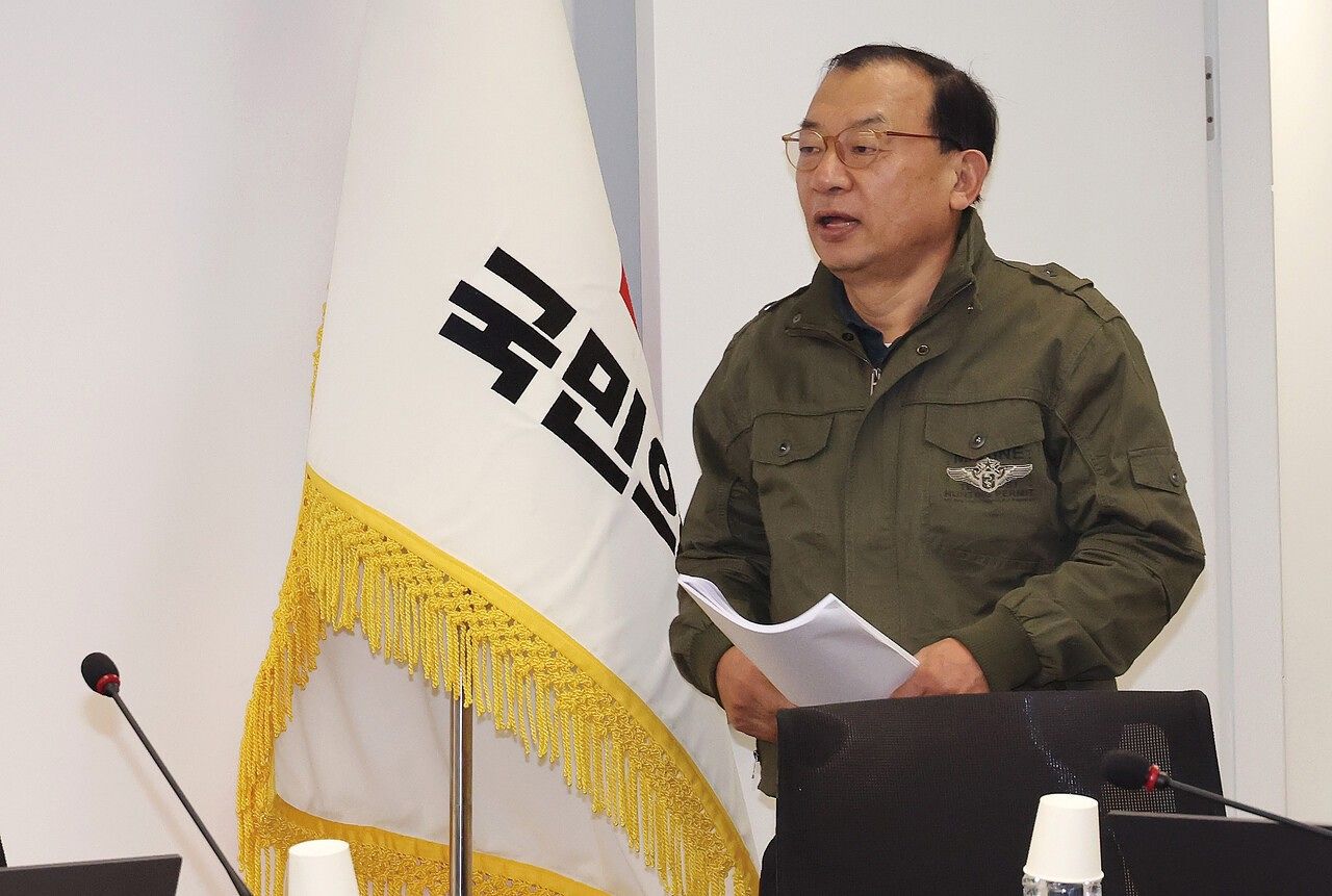 이정현 국민의힘 공천관리위원장은 취임 후 야상을 입은 채 기자회견에 나서 공천 기강 확립을 최우선 과제로 내세웠다. 하지만 거듭되는 계파 갈등과 오세훈 서울시장의 후보 등록 보류 등 각종 난항에 부딪히며 임명 29일 만에 사퇴했다가 이틀 만에 다시 복귀했다. [연합뉴스]