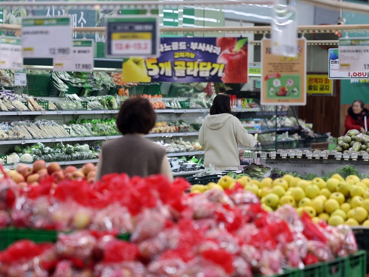 서울 시내 한 대형마트 농축산물 코너에서 시민들이 장을 보고 있다. 뉴스1