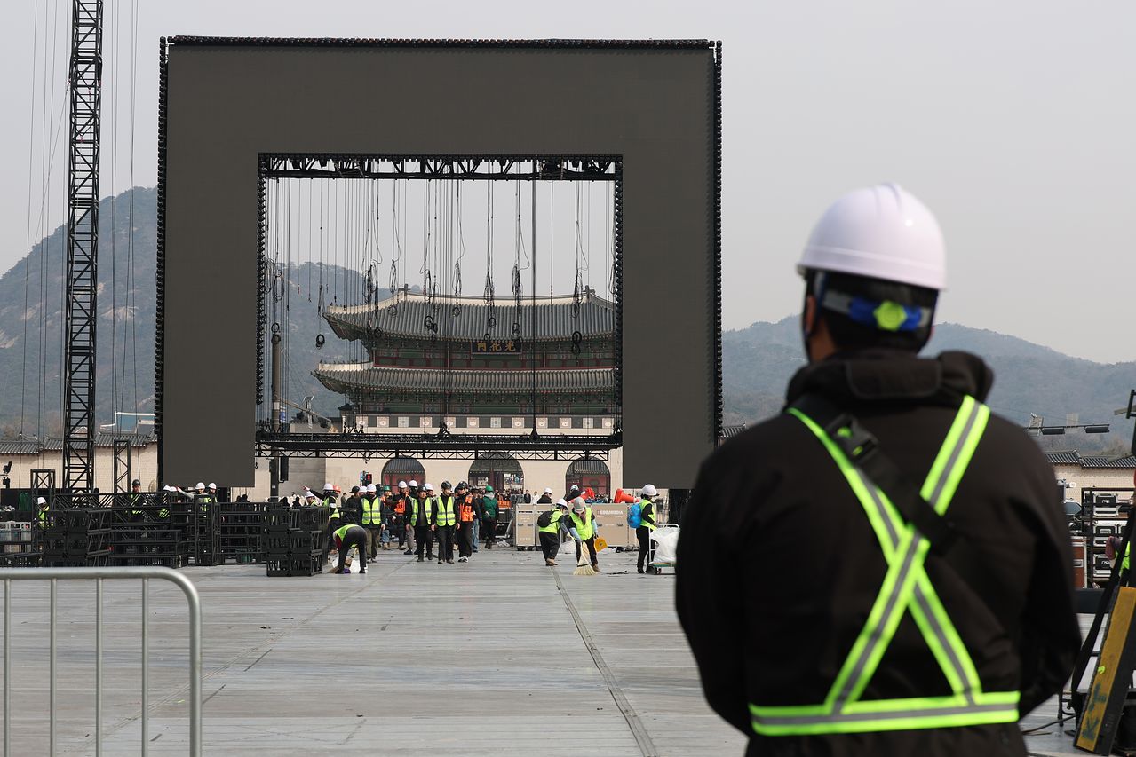 방탄소년단(BTS) 공연 종료 다음 날인 22일 서울 종로구 광화문광장에 작업자들이 무대 해체 및 장비 철수를 하고 있다. 연합뉴스 