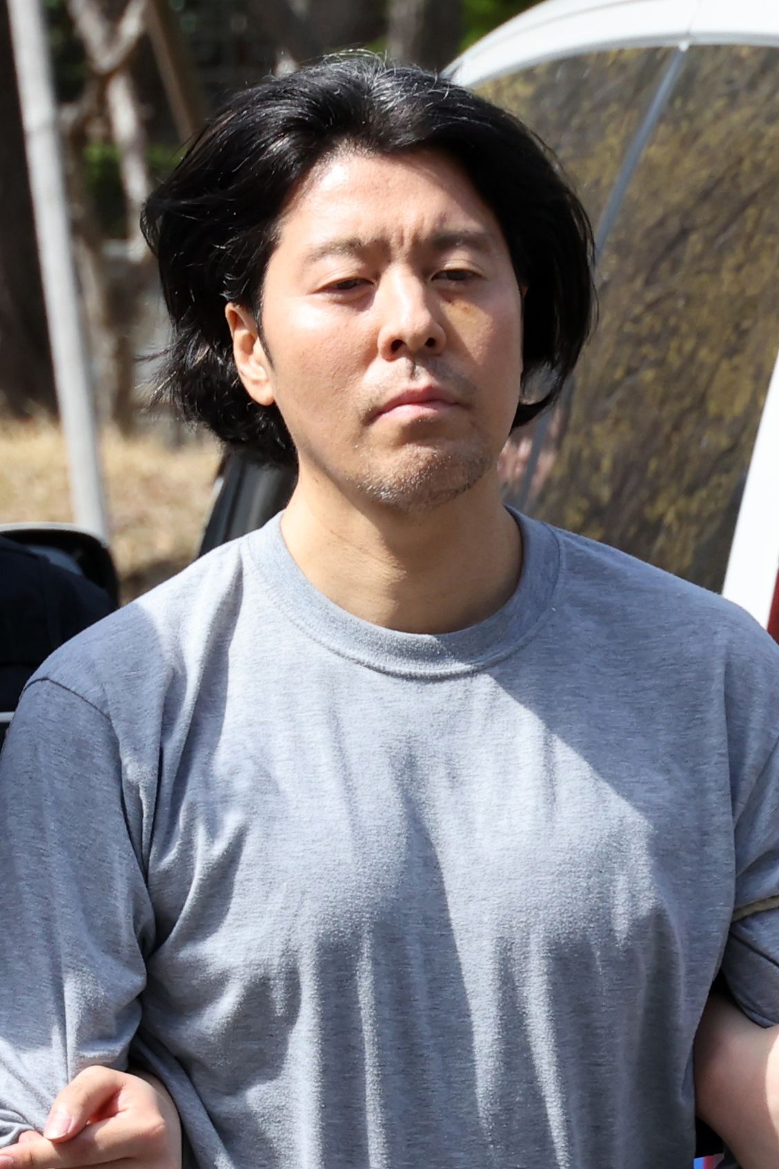 부산 민간 항공사 기장을 살해한 혐의를 받는 김동환(49)이 지난 20일 구속 전 피의자 심문을 위해 부산지방법원에 출석하고 있다. 사진 송봉근 객원기자