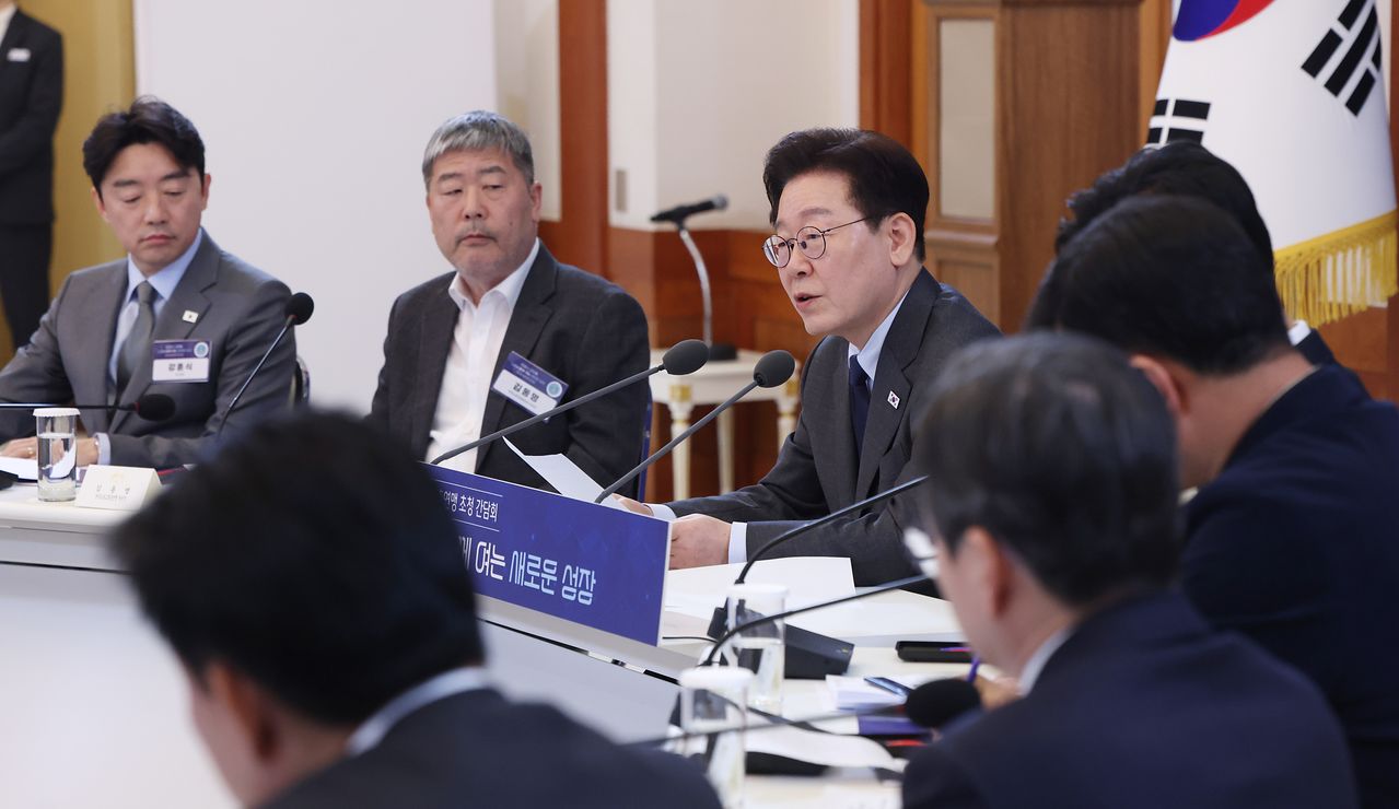 이재명 대통령이 24일 청와대 본관에서 열린 한국노동조합총연맹 초청 간담회에서 발언하고 있다. 청와대사진기자단