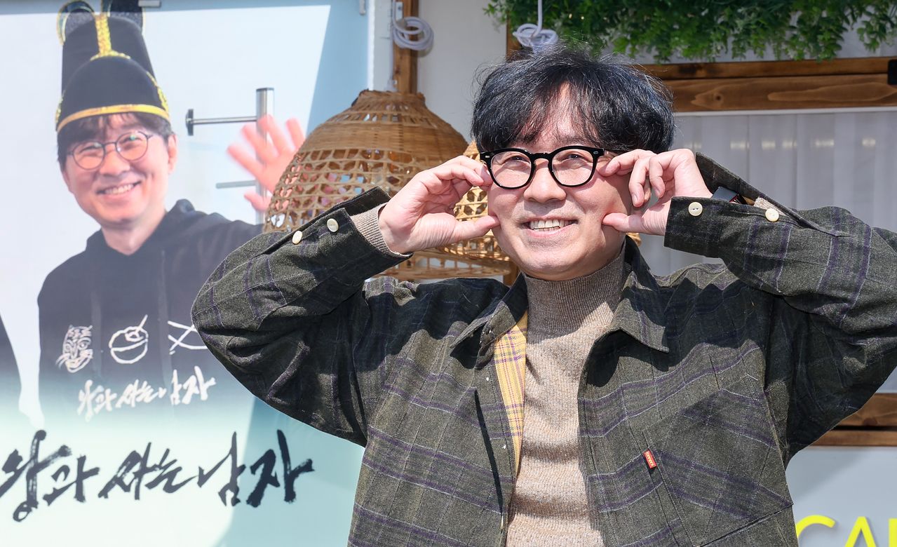 영화 '왕과 사는 남자'의 장항준 감독이 12일 서울 중구 프레스센터 앞에서 1,200만 관객 돌파를 기념해 커피차를 마련, 팬들에게 커피를 나눠주기 전 포토타임을 갖고 있다. 뉴스1