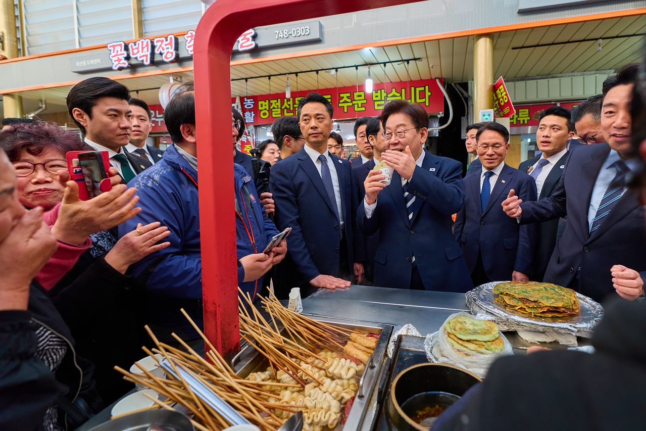 이재명 대통령이 25일 오후 경남 진주중앙시장을 방문해 시장상인과 인사하고 있다. 청와대 제공