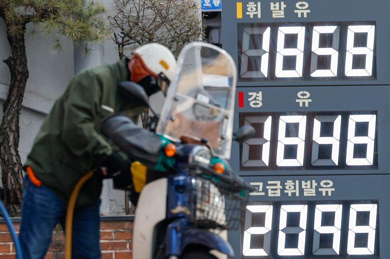 생산자물가가 6개월 연속 오른 것으로 나타난 24일 서울 한 주유소에 기름값이 표시돼 있다. [뉴스1]