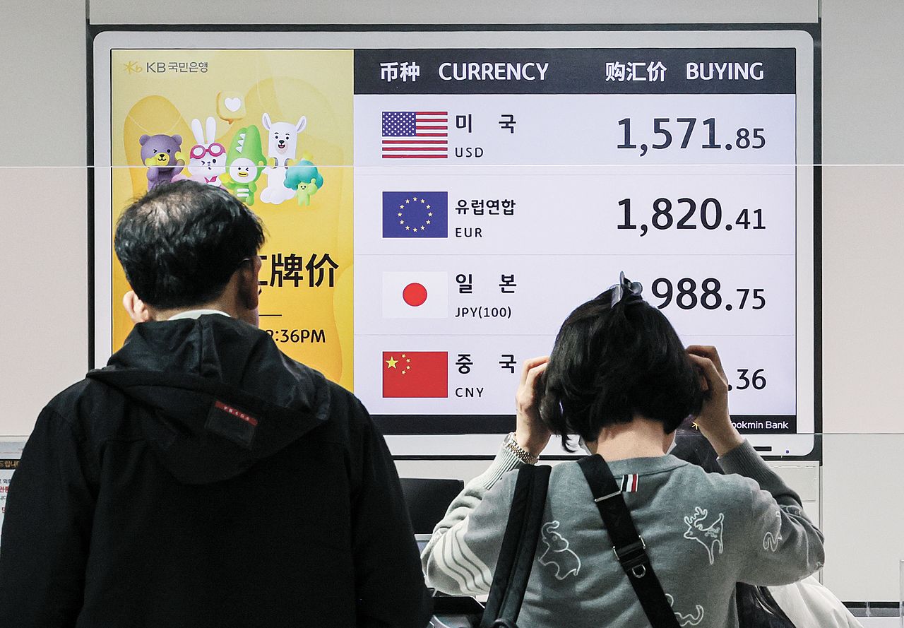 중동 사태 격화로 원달러 환율이 2009년 금융위기 이후 처음으로 1500원을 넘어선 지난 23일 인천공항 환전소 전광판 모습. 김경록 기자
