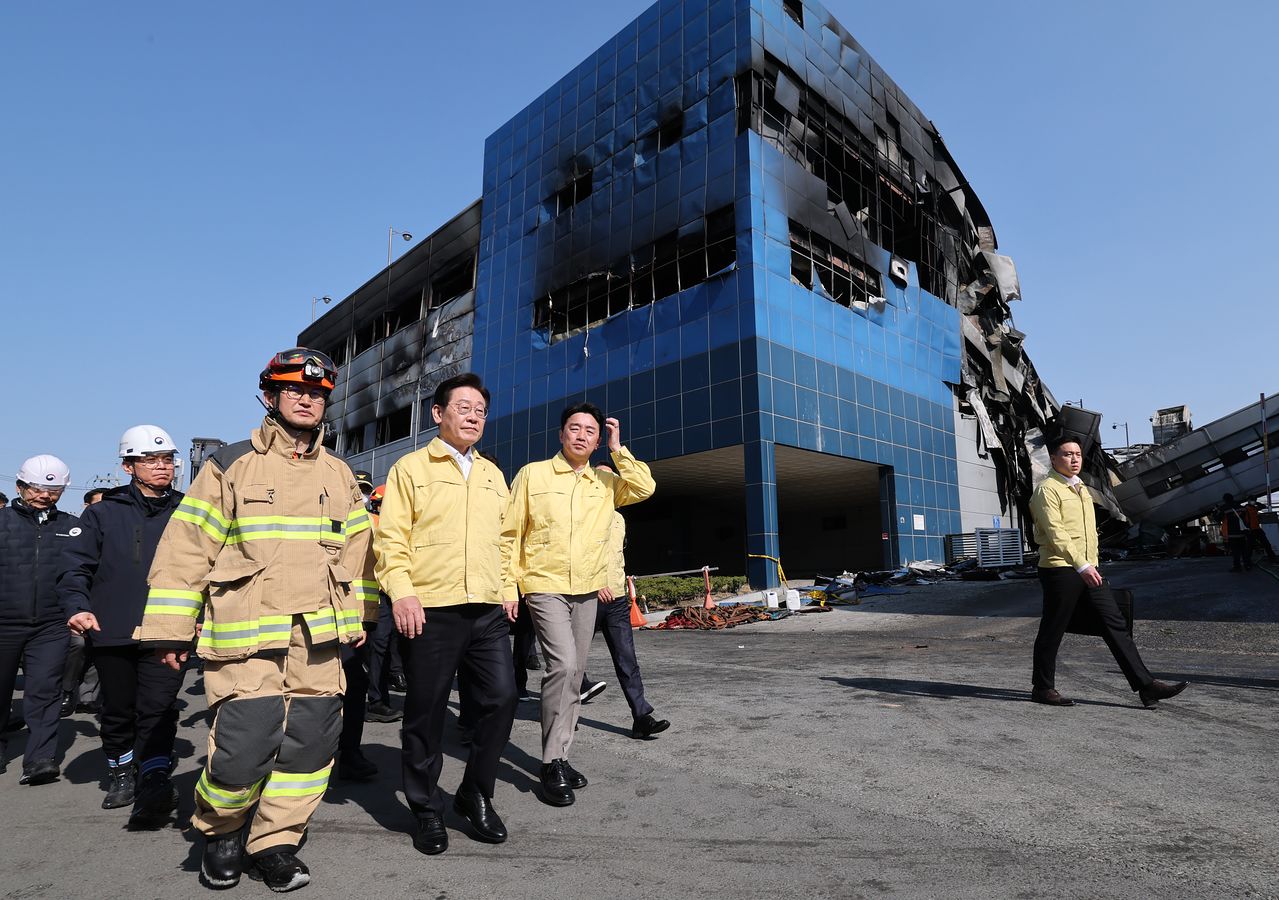 이재명 대통령이 21일 대전 대덕구 안전공업 화재 현장을 찾아 피해 상황을 점검하고 있다. 연합뉴스