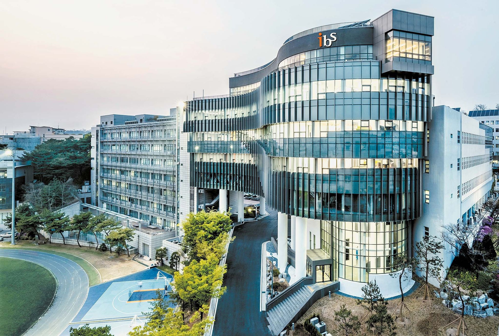 연세 고등과학원은 나노과학을 의학에 접목해 인류 난제를 해결하겠다는 비전 아래 기초과학연구원(IBS) 설립, 나노바이오메디컬 엔지니어링 대학원 과정 신설 등 연구·교육 융합형 연구기관으로 기반을 다졌다. 사진은 IBS관 전경. [사진 연세대]