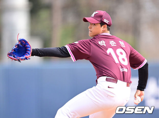 [OSEN=이천, 최규한 기자] 12일 경기도 이천 두산베어스파크에서 ‘2026 신한 SOL KBO리그’ 시범경기 두산 베어스와 키움 히어로즈의 경기가 열렸다.시범경기는오늘(12일)부터오는 24일까지 진행되며, 각 팀이 12경기씩 치러 총 60경기가 펼쳐질 예정이다.4회말 마운드에 오른 키움 박준현이 힘차게 공을 뿌리고 있다. 2026.03.12 / dreamer@osen.co.kr