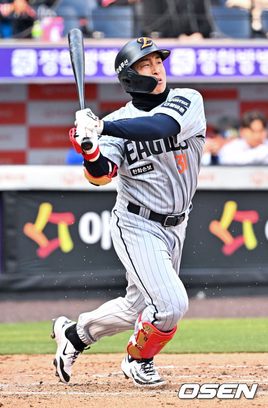 [OSEN=대전, 민경훈 기자] 12일 대전 한화생명볼파크에서 2026 신한 SOL KBO리그 시범경기 한화 이글스와 삼성 라이온즈의 경기가 열렸다.시범경기는오늘(12일)부터오는 24일까지 진행되며, 각 팀이 12경기씩 치러 총 60경기가 펼쳐진다.7회말 2사 대타로 나온 한화 손아섭이 투수 앞 땅볼 타구를 때리고 있다. 2026.03.12 /rumi@osen.co.kr