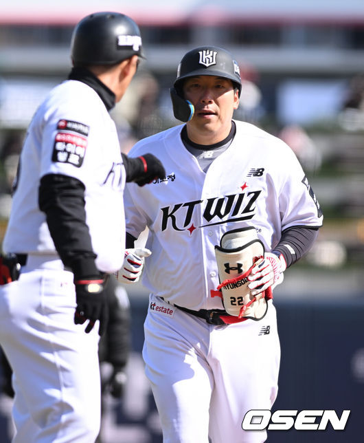 [OSEN=수원, 조은정 기자]19일 경기도 수원 KT위즈파크에서 ‘2026 신한 SOL KBO리그’ 시범경기 KT 위즈와 키움 히어로즈의 경기가 열렸다.KT는 선발 투수로 보쉴리를, 키움은 김윤하를 마운드에 올렸다.7회말 2사 2루 KT 김현수가 우익선상으로 동점 적시 2루타를 날린 뒤 대주자로 교체되고 있다. 2026.03.19 /cej@osen.co.kr