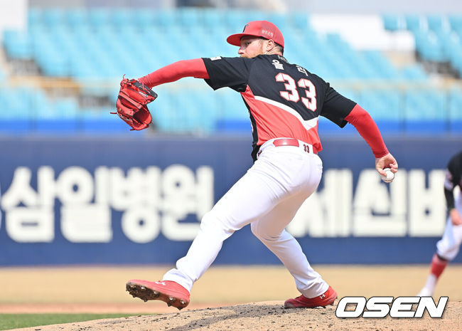 [OSEN=대구, 이석우 기자] 24일 대구삼성라이온즈파크에서 2026 신한 SOL KBO 리그 시범경기 삼성 라이온즈와 KIA 타이거즈의 경기가 열렸다. 홈팀 삼성은 오러클린이, 방문팀 KIA는 아담 올러가 선발 출전했다. KIA 타이거즈 선발 투수 올러가 역투하고 있다. 2026.03.24 / foto0307@osen.co.kr
