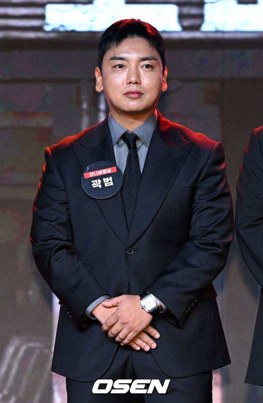 [OSEN=이대선 기자] 14일 오전 서울 동대문 브이스페이스에서 넷플릭스 예능 ‘코미디 리벤지’ 제작발표회가 열렸다.‘코미디 리벤지’는 ‘코미디 로얄’ 우승팀 이경규팀이 판을 깔고 K-코미디 대표주자들이 각잡고 웃음 터뜨리는 코미디 컴피티션이다.코미디언 곽범이 포토타임을 가지고 있다. 2024.10.14 /sunday@osen.co.kr